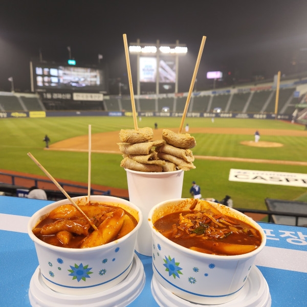 "야구 팬들의 먹거리 확대' 잠실야구장에 신규 맛집으로 '떡볶이' '어묵' '닭강정' 입점