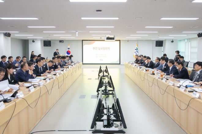 7일 오전 경기도청 다목적회의실에서 김동연 경기도지사, 오병권 행정1부지사, 오후석 행정2부지사, 염태영 경제부지사 등이 참석한 가운데 주간 실국장회의가 열리고 있다. / 사진 = 경기도 제공