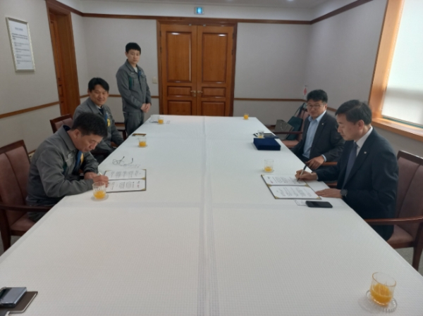 한솔케미칼 전주공장 - 대한적십자사 전북혈액원 협약 모습. / 사진 = 대한적십자사 전북혈액원 제공