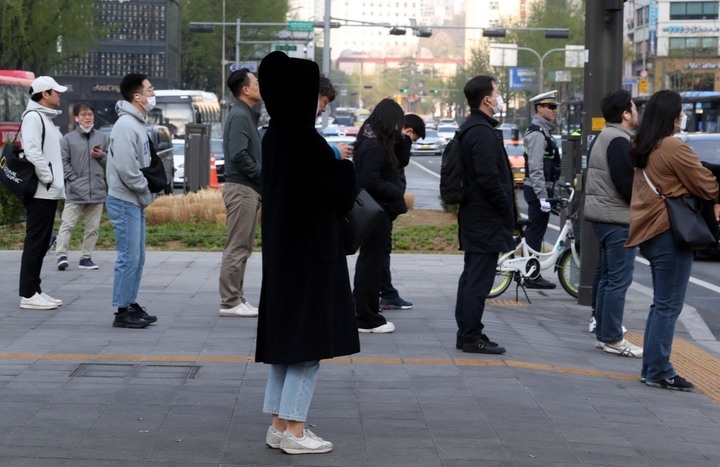 비가 온 뒤 쌀쌀한 날씨를 보인 지난 7일 오전 서울 종로구 광화문 네거리에서 시민들이 출근길 발걸음을 재촉하고 있다. 