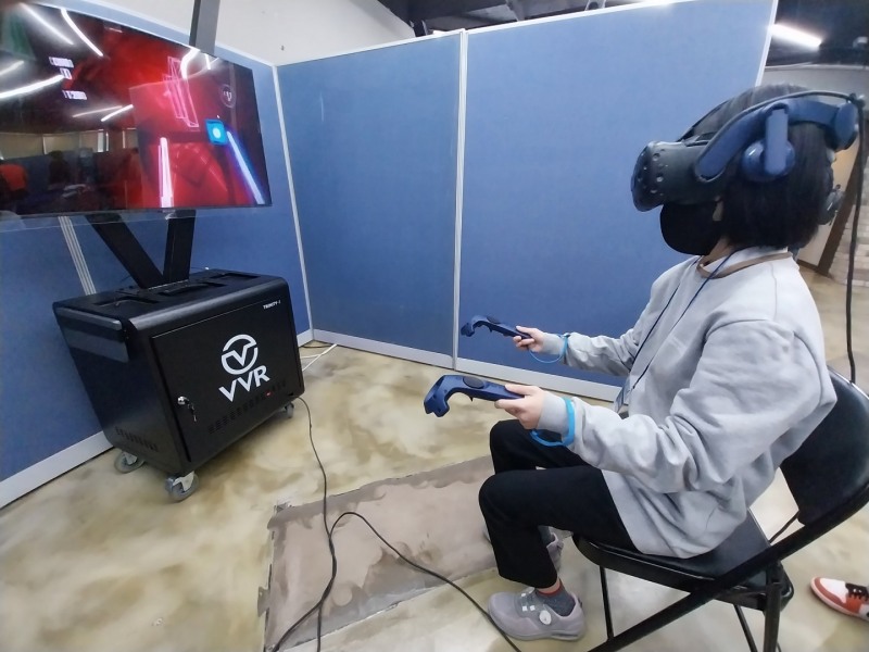 캠프에 참가한 장애인이 VR, AR 체험 프로그램에 참여하고 있다. 