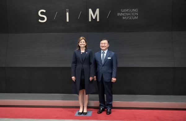 삼성전자 MX사업부장 노태문 사장(사진 오른쪽)이 6일 경기도 수원시 소재 삼성이노베이션뮤지엄을 방문한 라켈 페냐 도미니카공화국 부통령을 접견했다. / 제공:삼성전자