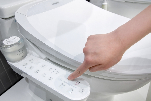 코웨이, "비데에 점자 스티커 간편 부착…시각 장애인 배려"