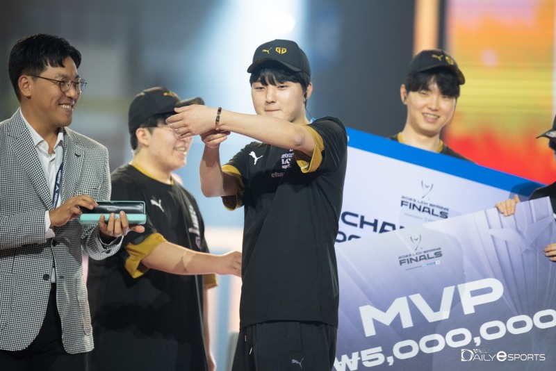 파이널 MVP '페이즈' 김수환 "믿고 의지한 형들 덕분"