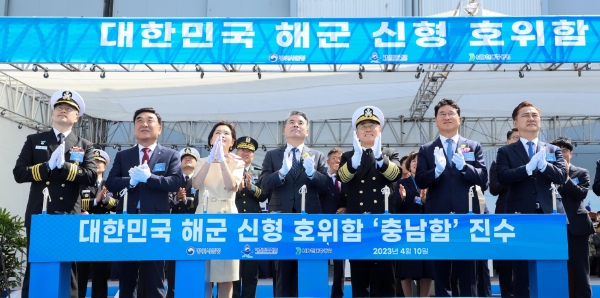 사진 왼쪽부터 이경진 충남함장(중령), 김두겸 울산광역시장, 제미영 여사(국방부장관 부인), 이종섭 국방부장관, 이종호 해군참모총장, 한영석 HD현대중공업 부회장, 엄동환 방위사업청장