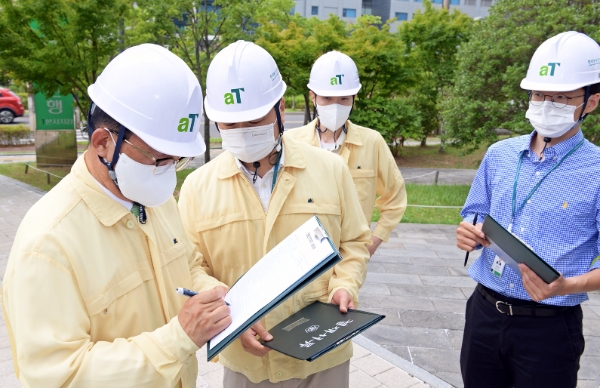업장 안전관리 수준을 점검 중인 김춘진 사장 / 제공:aT