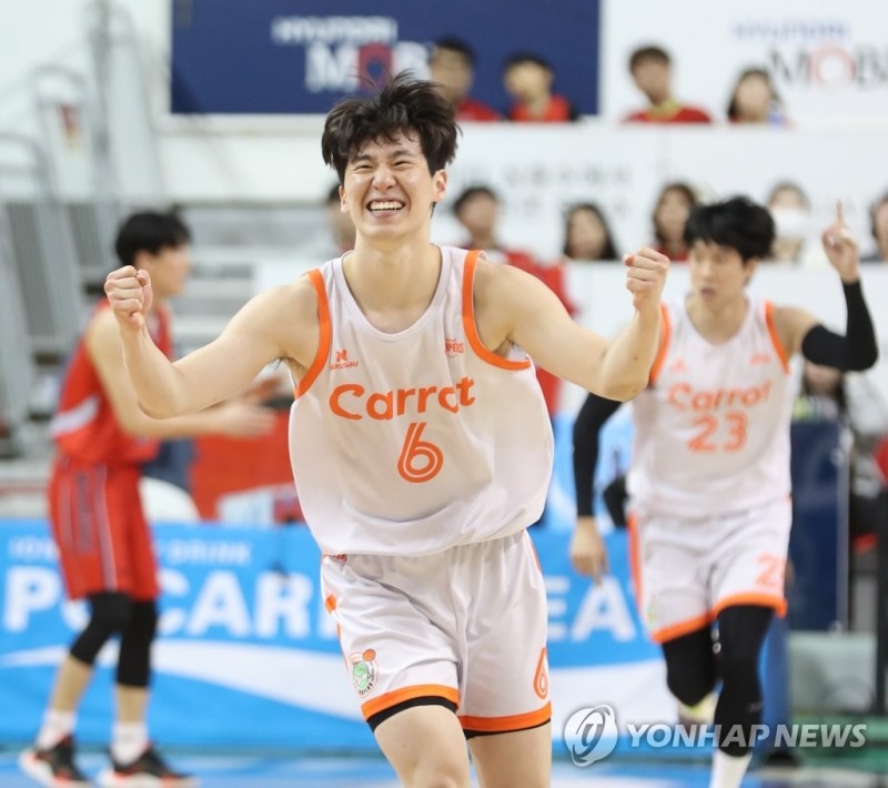 (울산=연합뉴스) 10일 울산 동천체육관에서 열린 2022-2023 SKT 에이닷 프로농구 6강 플레이오프 울산 현대모비스와 고양 캐롯의 5차전에서 경기 종료 직전 캐롯 이정현이 승리를 확신하는 듯 환호하고 있다.