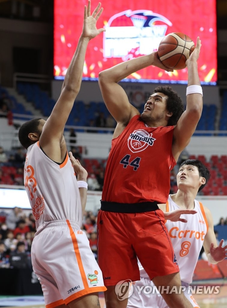 (울산=연합뉴스) 10일 울산 동천체육관에서 열린 2022-2023 SKT 에이닷 프로농구 6강 플레이오프 울산 현대모비스와 고양 캐롯의 5차전에서 현대모비스 프림이 캐롯 로슨의 수비를 피해 슛하고 있다.