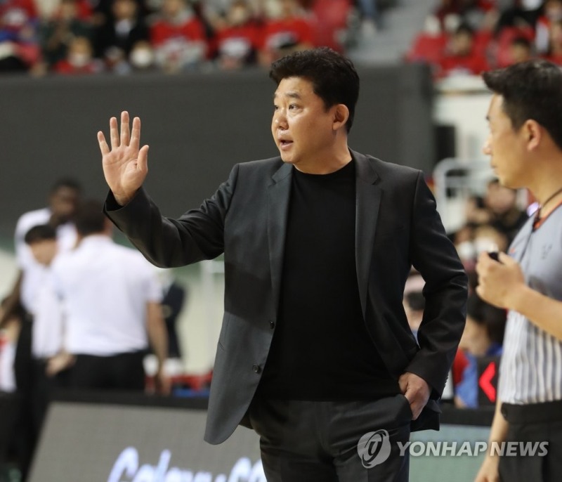 (울산=연합뉴스) 10일 울산 동천체육관에서 열린 2022-2023 SKT 에이닷 프로농구 6강 플레이오프 울산 현대모비스와 고양 캐롯의 5차전에서 캐롯 김승기 감독이 선수들에게 지시하고 있다.