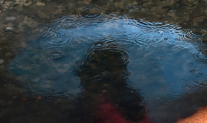 비가 내린 5일 오후 대구 남구 희망교 인근 신천둔치에서 한 시민이 우산을 쓴 채 이동하고 있다.