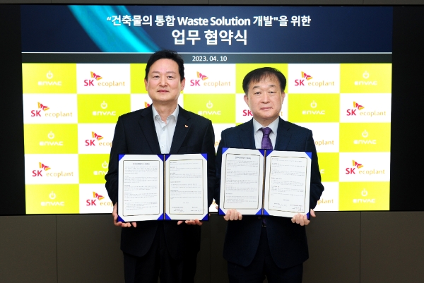 SK에코플랜트는 지난 10일 서울 종로구 수송동 본사에서 글로벌 환경설비 전문 기업 엔백(ENVAC)㈜과 전 분야의 생활 폐기물을 처리할 수 있는 ‘통합 웨이스트 솔루션(Waste Solution)’ 개발을 위한 업무협약을 체결했다고 밝혔다. 사진은 송영규 SK에코플랜트 에코스페이스BU 대표(왼쪽), 정영훈 엔백㈜ 대표이사가 협약식 이후 기념촬영을 하는 모습