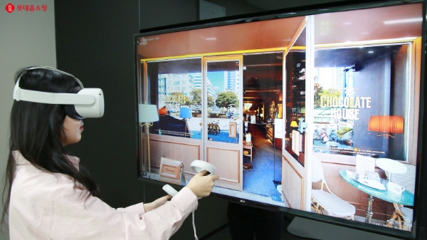 롯데홈쇼핑은 지난 10일(월) 핫플레이스를 가상현실(VR) 기술을 활용해 구현한 체험형 서비스 '핫바(핫vr)'를 론칭했다. / 제공:롯데홈쇼핑