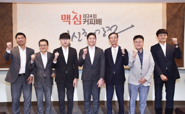 지난 10일 경기도 광주 곤지암 리조트에서 열린 제24회 맥심커피배 입신최강전 결승 2국에서 (왼쪽 세번째부터) 신진서 9단, 이원영 9단, 동서식품 최상인 홍보상무를 비롯한 관계자들이 기념사진을 촬영하고 있다.