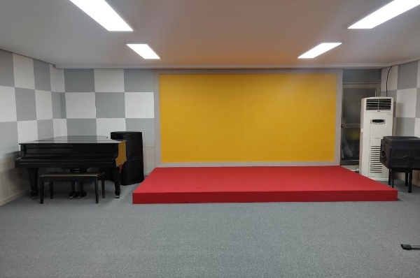 JW그룹의 공익재단인 중외학술복지재단(이사장 이종호 JW그룹 명예회장)은 하트-하트재단(회장 오지철)과 함께 장애 예술인들을 위한 2023년 상반기 ‘JW 유니버설 디자인 창작 공간 프로젝트’ 사업을 실시한다. 2022년 하반기 JW 유니버설 디자인 창작 공간 프로젝트 사업 대상으로 선정된 한국장애인소리예술단에 방음시설과 미끄럼 방지 바닥자제, 무대단상 등을 설치한 모습