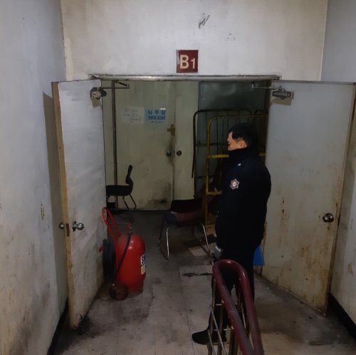 비상구 위반행위 단속 모습 / 제공:경기도