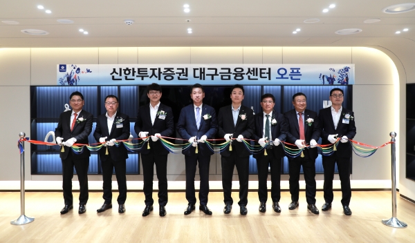 신한투자증권 김상태 대표이사(사진 중앙)와 대구금융센터 직원들이 오픈을 기념해 기념촬영을 하고 있다. / 제공:신한투자증권