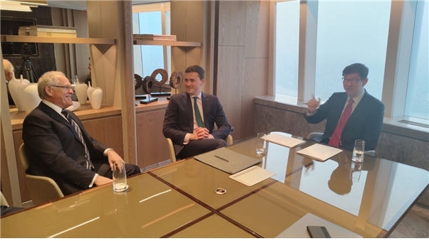 (왼쪽부터) 로리 나이트 옥스퍼드 메트리카 회장, 프랜시스 나이트 옥스퍼트 메트리카 프린시플, 최강용 아이텍 회장