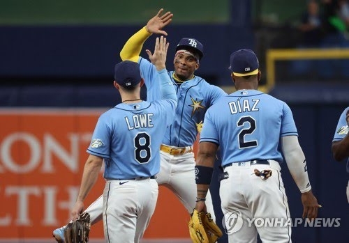 개막 10연승 후 기뻐하는 탬파베이 레이스 선수들