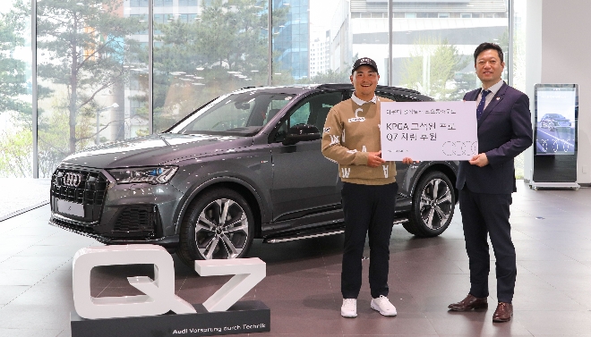 아우디 공식딜러 코오롱아우토는 한국프로골프(KPGA) 투어에서 활약 중인 고석완 프로와 후원 협약을 1년 연장한다고 11일 밝혔다. 사진은 지난 4일 서울시 강남구에 위치한 아우디 대치 전시장에서 고석완 프로와 후원 협약식을 진행한 뒤 차량증정식 기념촬영을 하는 모습. (사진 = 코오롱아우토 제공)