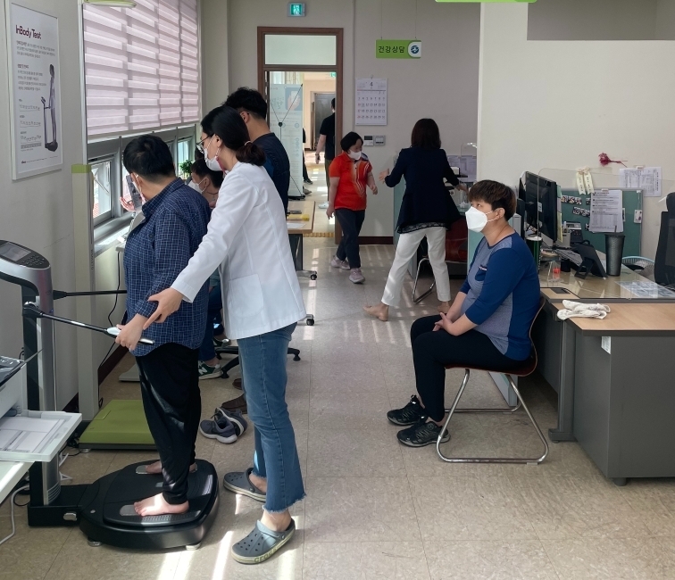 스마트워치로 개인별 맞춤형 건강관리 (사진제공 = 정읍시)