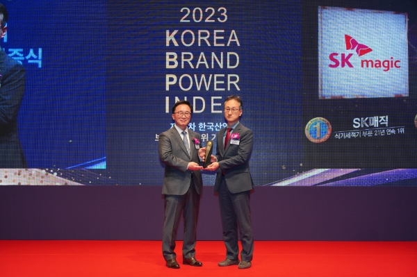 (좌로부터) 한수희 한국능률협회컨설팅(KMAC) 대표이사, 김준석 SK매직 상품개발실장