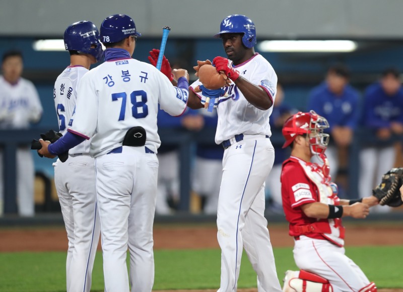 4경기 15타석만에 첫 안타를 3점 동점홈런으로 장식한 피렐라가 동료들의 환영을 받고 있다.