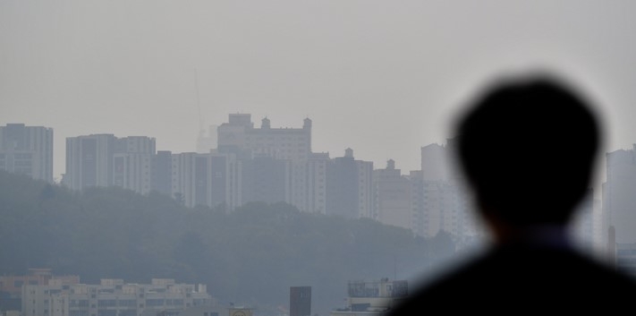 광주 전역에 초미세먼지 주의보가 내려진 6일 오후 동구 전일빌딩245 옥상에서 바라본 남구 방면 도심이 뿌옇다.