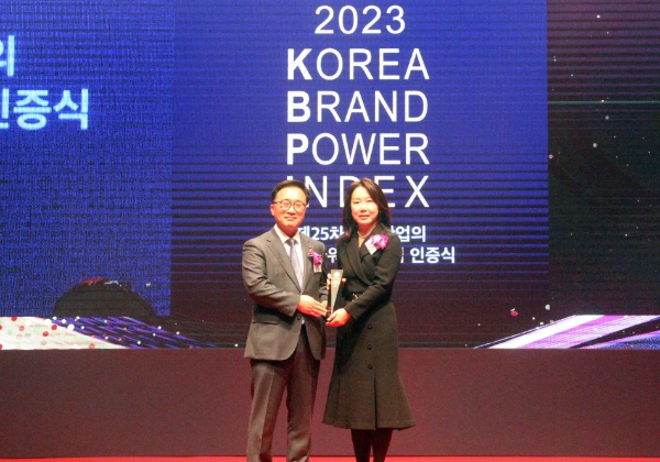 2023 한국산업의 브랜드파워(K-BPI) 1위 인증식에서 피자헛 박주영 상무(오른쪽)가 인증패 수여 후 기념 촬영을 하고 있다.