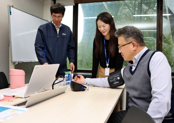 안전환경그룹이 보건서비스 프로그램을 통해 직원 건강 증진에 나섰다. / 제공:포스코와이드