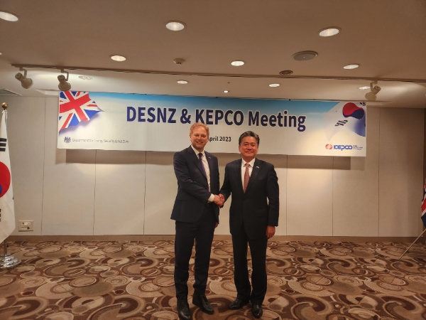 정승일 한전 사장(오른쪽)과 그랜트 샵스 에너지안보탄소중립부 장관 기념촬영 모습. / 제공:한전