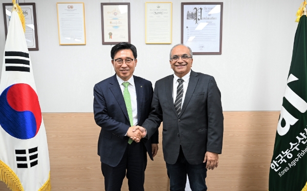 한국농수산식품유통공사 김춘진 사장(좌측), 수리남 파르마낭 슈디엔(Parmanand Sewdien) 농수축산부 장관(우측) / 제공:aT