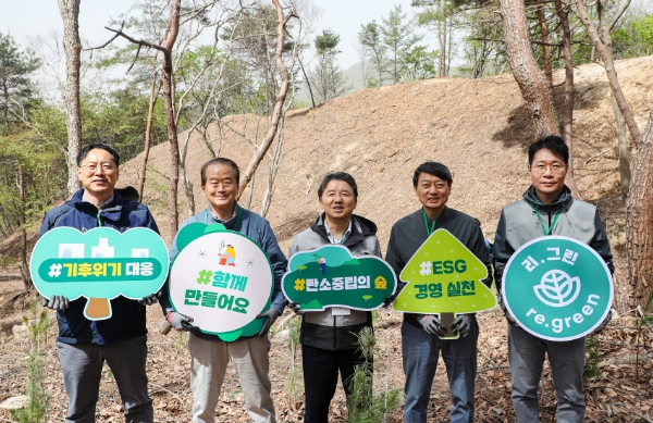 임하수 북부지방산림청장, 허상만 생명의숲 이사장, 남성현 산림청장, 장호진 현대백화점 기획조정본부 사장, 안병혁 현대백화점 미래전략담당(사진 왼쪽부터)이 기념 사진을 촬영하고 있는 모습. / 제공:현대백화점