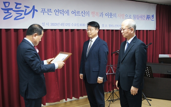 국가철도공단 이계승 수도권본부장(오른쪽 두 번째)이 12일(수) ‘서울특별시의회 의장표창’을 수상하고 있다. / 제공:철도공단