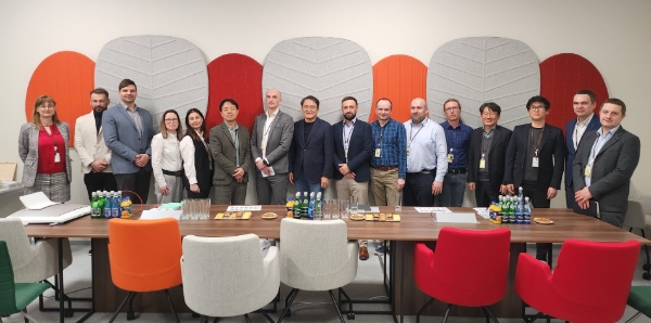 SK아이이테크놀로지 김철중 사장(가운데)이 4월 11일(현지시각) 폴란드 실롱스크주에 위치한 SK아이이테크놀로지 폴란드법인 분리막 생산공장을 방문해 현지 임직원들과 함께 기념촬영을 하고 있다. / 제공:SK이노베이션