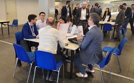 국가철도공단 기술연구처 관계자가 지난 3월 28일(화)~29일(수) 진행된 이탈리아 국제 BIM 컨퍼런스의 BIM 시합에 참가하여 회의를 하고 있다. / 제공:국가철도공단