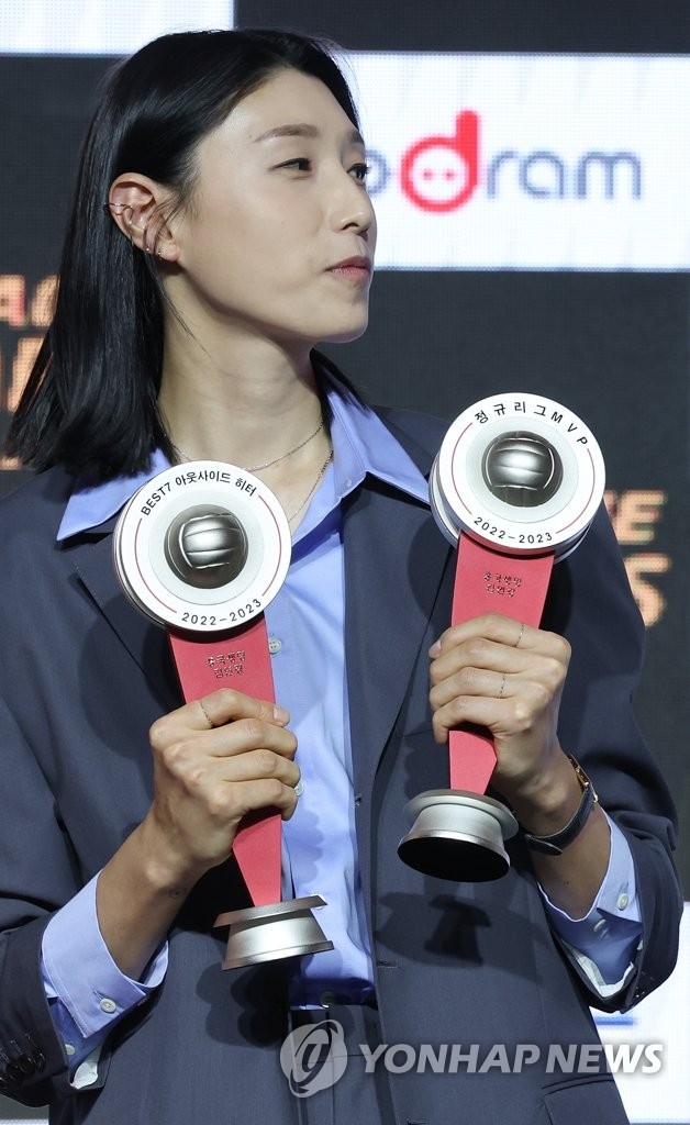 지난 10일 서울 용산구 그랜드 하얏트호텔에서 열린 프로배구 2022-2023 V-리그 시상식에서 정규리그 MVP를 수상한 흥국생명 김연경이 트로피를 들고 미소짓고 있다. 