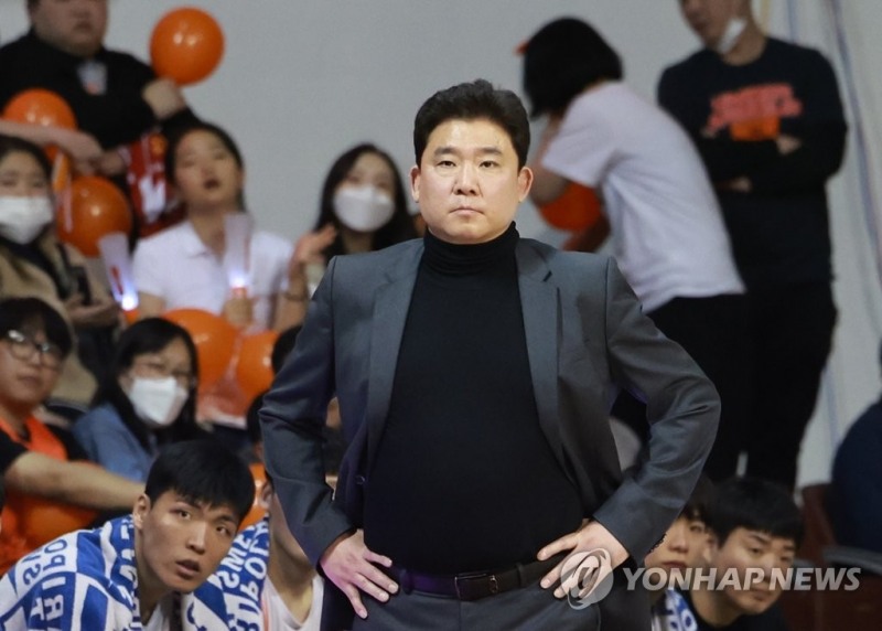 (안양=연합뉴스) 13일 경기도 안양체육관에서 열린 2022~2023 KBL 프로농구 4강 플레이오프 1차전 고양 캐롯과 안양 KGC인삼공사의 경기. 2쿼터 고양 캐롯 김승기 감독이 선수들의 플레이를 지켜보며 아쉬워 하고 있다.