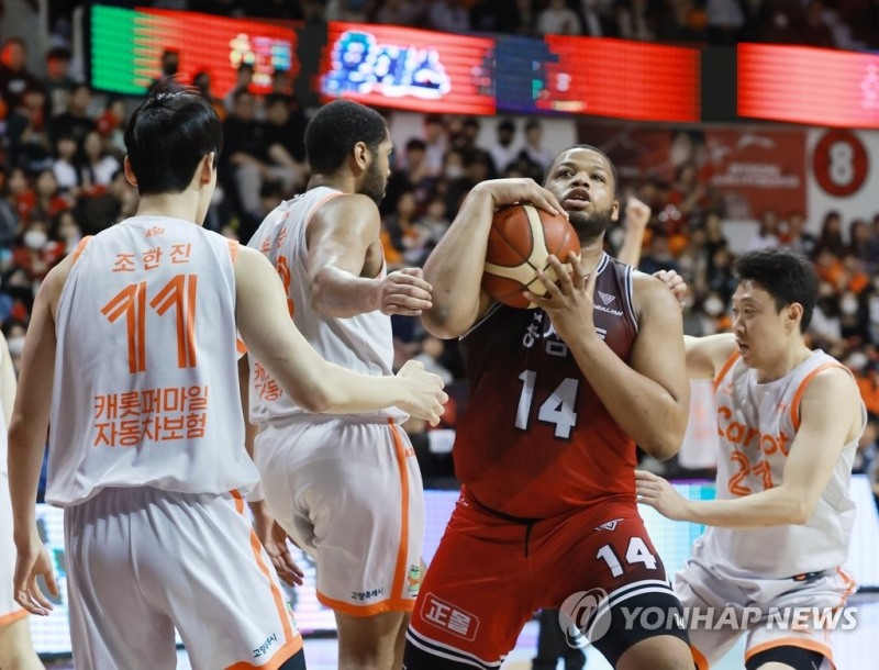 (안양=연합뉴스)13일 경기도 안양체육관에서 열린 2022~2023 KBL 프로농구 4강 플레이오프 1차전 고양 캐롯과 안양 KGC인삼공사의 경기. 2쿼터 안양 오마리 스펠맨이 고양 선수들에 둘러싸인 채 공격 루트를 찾고 있다.