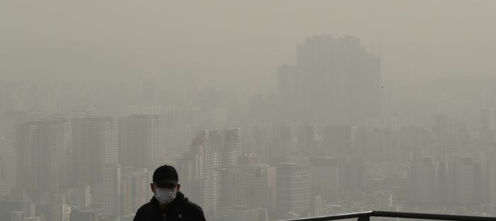 미세먼지 농도가 매우나쁨 수준을 보인 지난 13일 오전 서울 중구 남산에서 바라본 도심이 미세먼지에 갇혀있다.