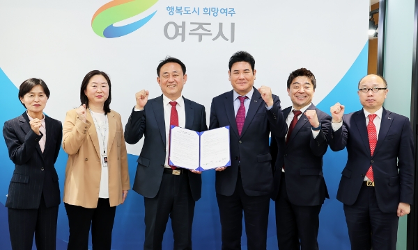 지난 13일 개최된 여주역 학교복합시설 건립을 위한 위·수탁계약 체결식에서 오장석 캠코 공공개발본부장(사진 오른쪽에서 세 번째)이 관계자들과 기념촬영을 하고 있다. / 제공:캠코