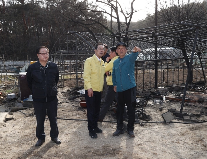 14일 이성희 농협중앙회장(사진 가운데)은 강원도 강릉시 산불피해현장을 찾아 피해현황을 살피고 농업인을 위로하고 있다. / 사진 제공 = 농협중앙회
