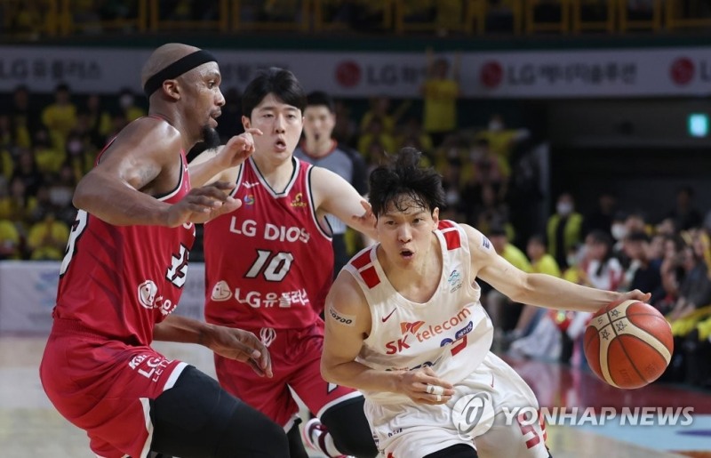 (창원=연합뉴스) 14일 경남 창원체육관에서 열린 '2022-2023 SKT 에이닷 프로농구 정규리그' 창원 LG 세이커스와 서울 SK 나이츠 4강 플레이오프 1차전. SK 김선형이 드리블하고 있다.