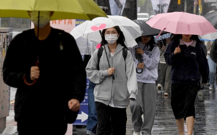 지난 5일 오후 광주 북구 용봉동 전남대학교 후문 앞 상가에서 우산을 쓴 시민들이 걷고 있다. 
