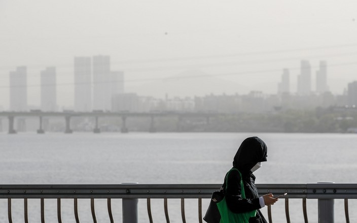 중국발 고농도 황사가 전국에 영향을 준 지난 12일 오전 서울 서초구 잠수교에서 바라본 도심이 뿌옇게 보이고 있다.