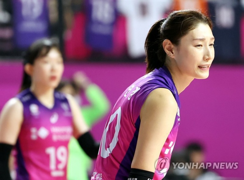 (인천=연합뉴스) 6일 인천 삼산월드체육관에서 열린 여자프로배구 챔피언결정전 흥국생명 핑크스파이더스와 한국도로공사 하이패스배구단의 5차전 경기. 4세트 흥국생명 김연경이 팀 실점에 아쉬운 표정을 짓고 있다.