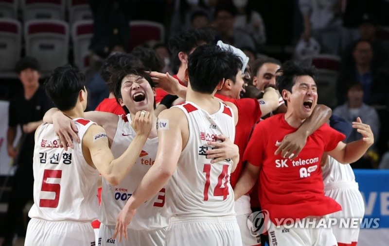 (창원=연합뉴스) 16일 경남 창원체육관에서 열린 '2022-2023 SKT 에이닷 프로농구 정규리그' 창원 LG 세이커스와 서울 SK 나이츠 4강 플레이오프 2차전 종료 후 LG에 92대 91로 승리한 SK 선수단이 기뻐하고 있다.