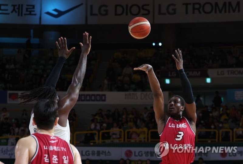 (창원=연합뉴스) 16일 경남 창원체육관에서 열린 '2022-2023 SKT 에이닷 프로농구 정규리그' 창원 LG 세이커스와 서울 SK 나이츠 4강 플레이오프 2차전. LG 레지 페리가 슛하고 있다.