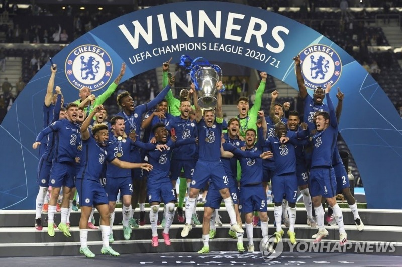 첼시 선수들이 2020-2021 유럽축구연맹(UEFA) 챔피언스리그(UCL) 결승전에서 맨체스터 시티(맨시티·잉글랜드)를 꺾고 우승, 트로피를 들어 올리며 환호하고 있다.
