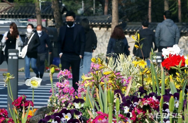 지난 7일 오전 서울 종로구 광화문 네거리에서 시민들이 꽃샘 추위 속에 출근하고 있다.