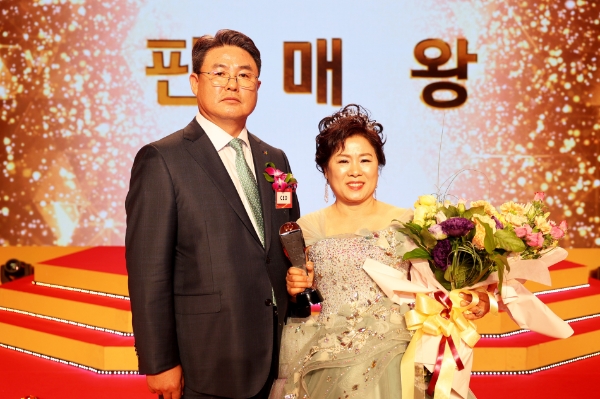 지난 14일 일산 킨텍스에서 열린 '2022 DB손해보험 연도상' 시상식에서 DB손해보험 정종표 대표(왼쪽)와 최명임 PA가 기념촬영을 하고있다. / 제공:DB손해보험